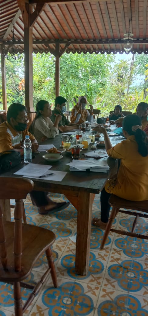 Rapat Koordinasi Teknik Industri Universitas Veteran Bangun Nusantara Sukoharjo di RM Jinung Sukoharjo dalam rangka Tracer  Study